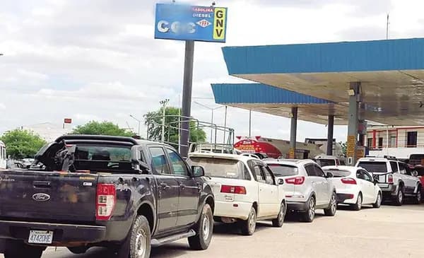 VUELVEN LAS FILAS A SURTIDORES DE SANTA CRUZ POR DEMORA EN DESPACHO DE GASOLINA