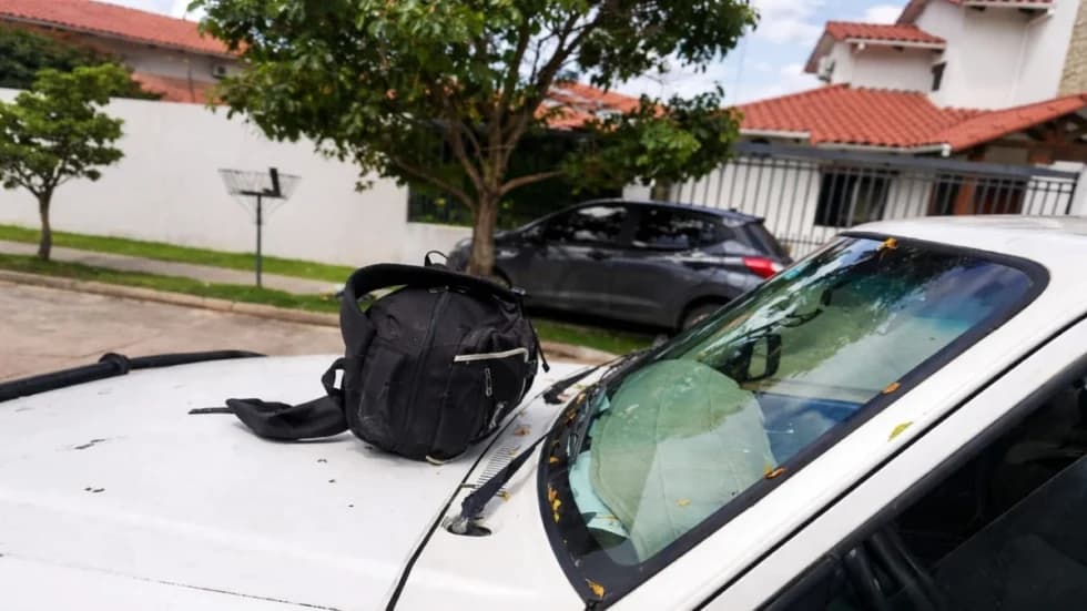 MOCHILA SOSPECHOSA EN EL URUBO TENÍA ARMAS Y CHALECOS ROBADOS A POLICIAS