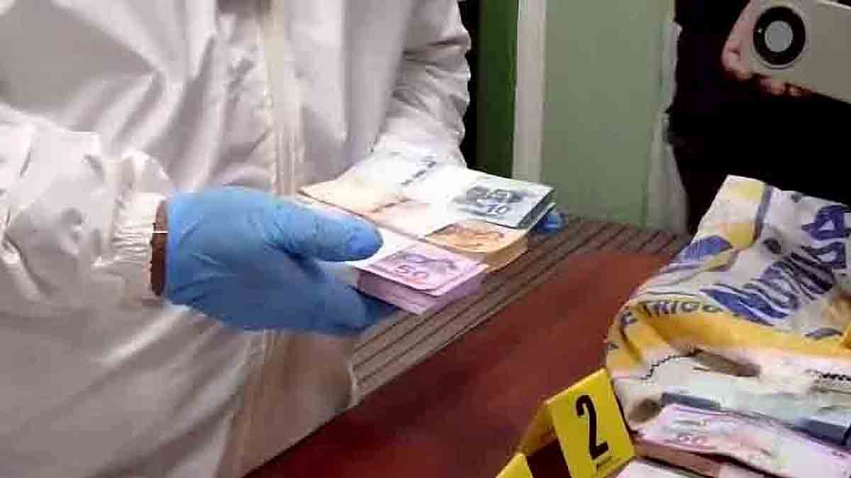 POLICÍA APREHENDE A HOMBRE CON BILLETES RELACIONADOS CON AVIÓN SINIESTRADO