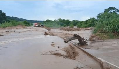 INUNDACIONES EN ABAPÓ DEJAN VEHÍCULOS VARADOS