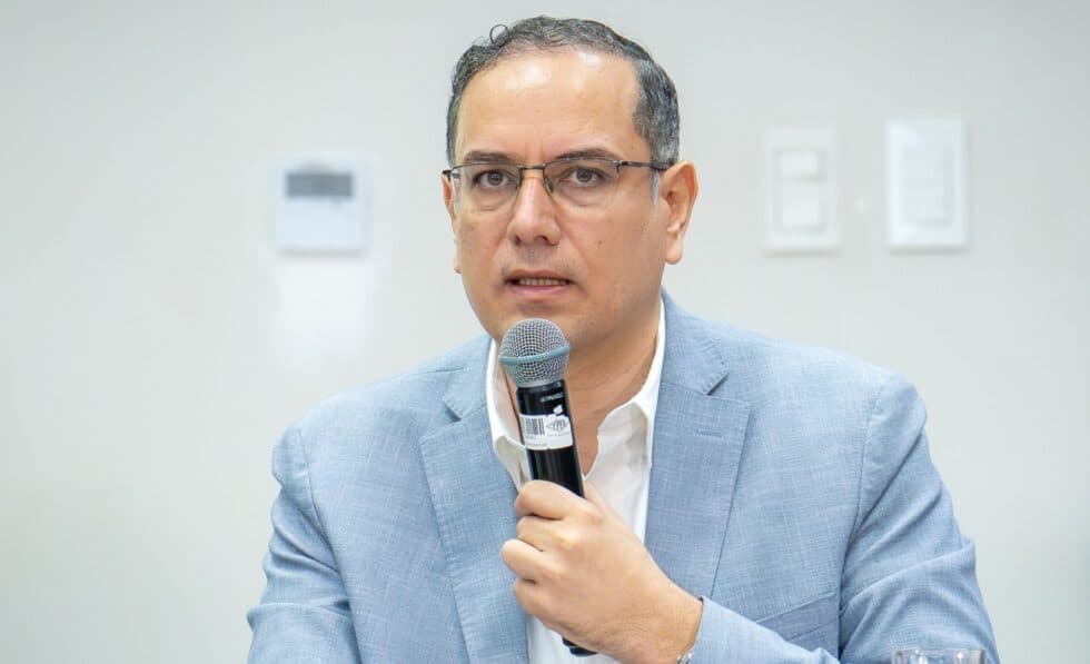GOBIERNO ENTREGA INFORME SOBRE GASOLINA ADULTERADA Y SEÑALA A AKLY