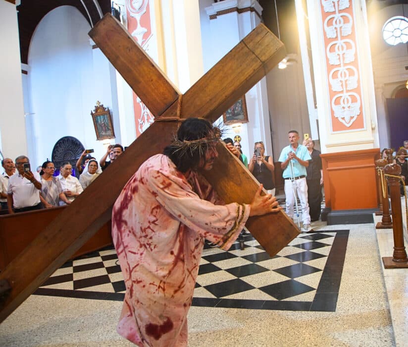 VIERNES SANTO: CIENTOS DE FIELES PARTICIPAN EN LA MEDITACIÓN DE LAS SIETE PALABRAS