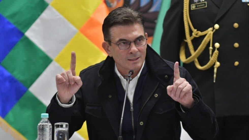 PAZ APUNTA A MAFIAS POR CRISIS DE GASOLINA