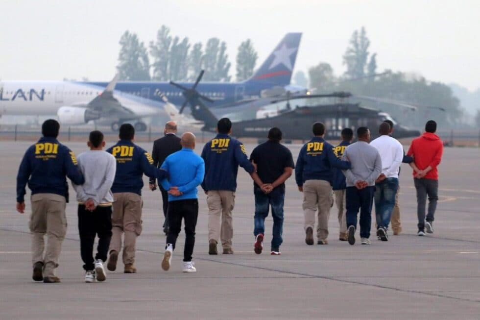 12 BOLIVIANOS ENTRE LOS EXPULSADOS EN PRIMER VUELO MIGRATORIO DESDE CHILE