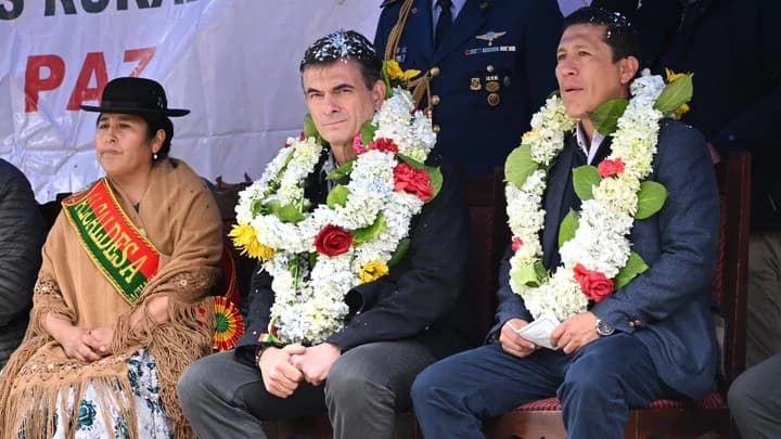 GRITOS Y ABUCHEOS MARCAN VISITA DE PAZ A ACHACACHI POR CRISIS DE GASOLINA