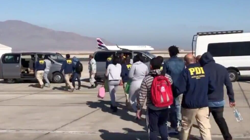 INTERPOL IDENTIFICA A BUSCADO POR ESTAFA ENTRE BOLIVIANOS DEPORTADOS DESDE CHILE
