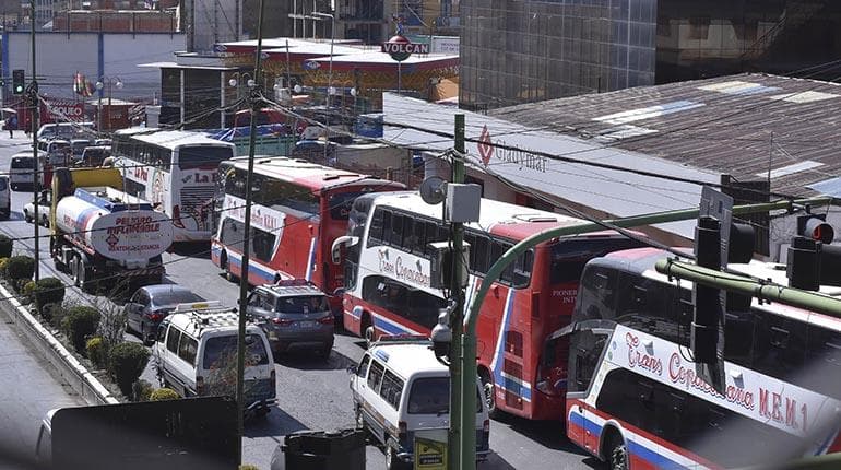 TRANSPORTE PRESIONA A YPFB POR DIÉSEL Y ADVIERTE MEDIDAS