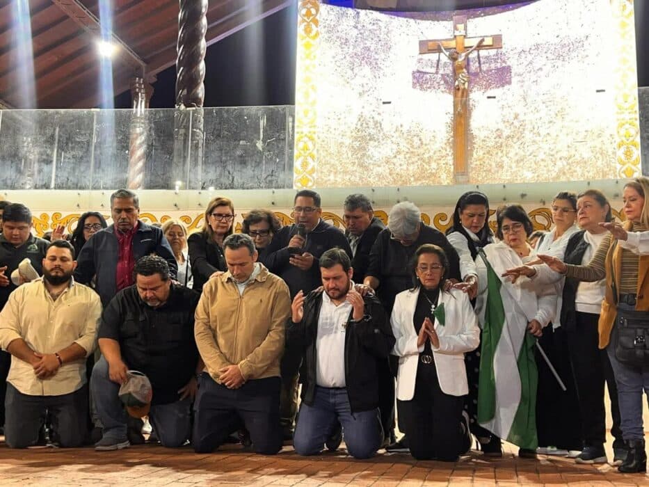 CRUCEÑOS REALIZAN JORNADA DE ORACIÓN POR LA PAZ EN EL ATRIO PAPAL