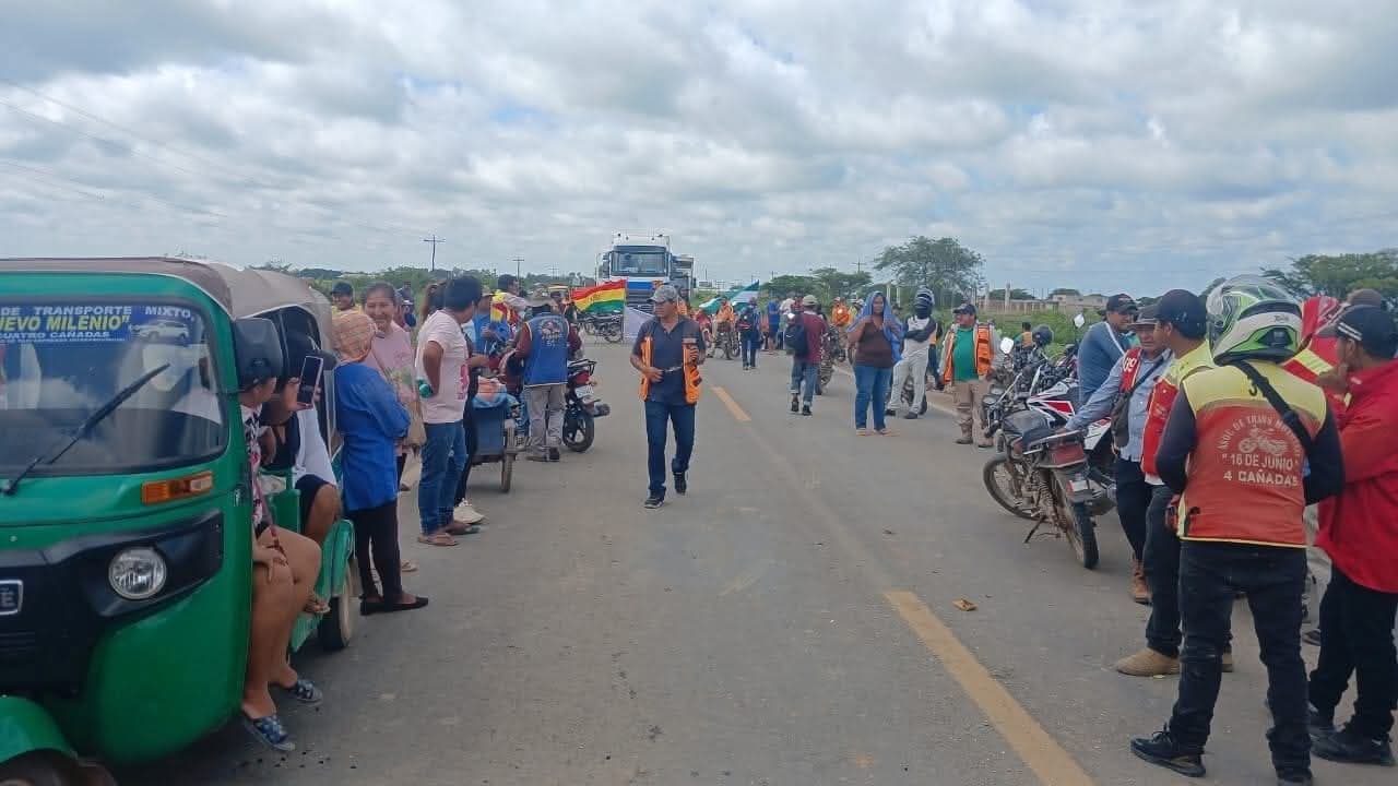 PARO INDEFINIDO DE MOTOTAXISTAS Y BLOQUEOS CONTRA YPFB