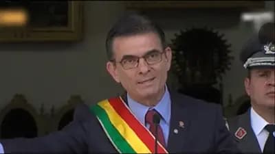 PAZ ANUNCIA REDUCCIÓN DEL 50% DE SU SALARIO Y EL DE SUS MINISTROS