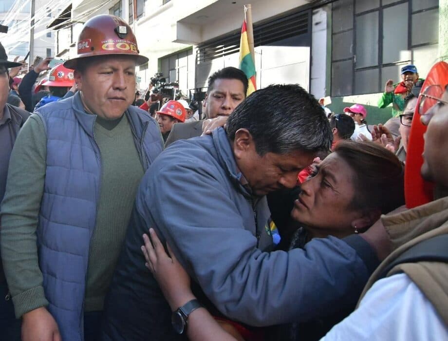 LIBERAN A 13 FABRILES TRAS VIGILIA SINDICAL EN PUERTAS DE LA FELCC