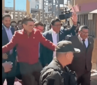 LANZAN GELATINA A RODRIGO PAZ DURANTE ACTO EN LA UPEA