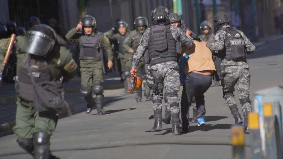 VIOLENTO ENFRENTAMIENTO ENTRE MAESTROS Y POLICÍAS FRENTE AL MINISTERIO DE EDUCACIÓN