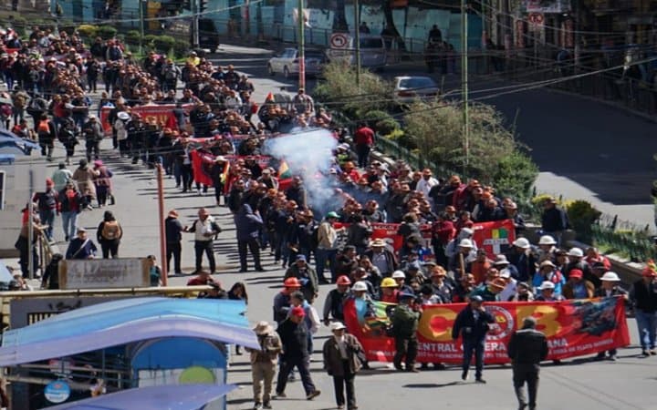 MARCHA DE LA COB AVANZA HACIA LA PAZ Y EXIGE RENUNCIA DEL PRESIDENTE RODRIGO PAZ