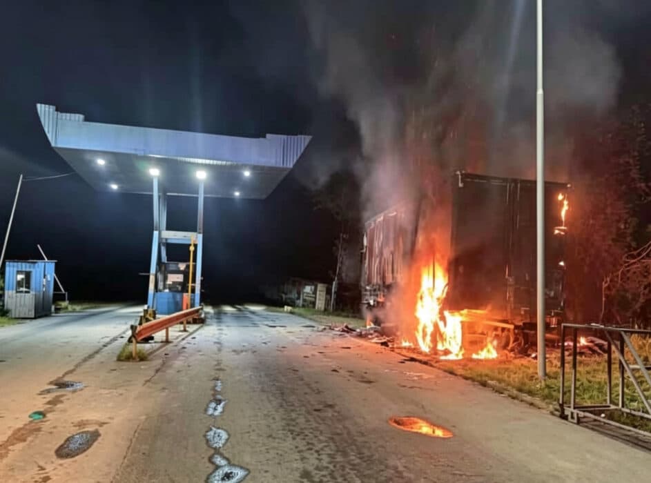 QUEMAN PUNTO MÓVIL DE LA FELCN EN SAN CARLOS