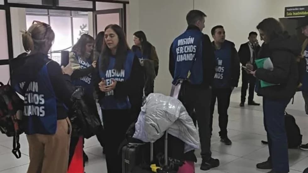 “¡FUERA, FUERA!”: RECHAZO MASIVO A ACTIVISTAS ARGENTINOS EN EL AEROPUERTO DE EL ALTO