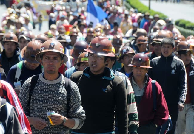 MINEROS CONVOCAN A AMPLIADO NACIONAL DE EMERGENCIA EN ORURO PARA ANALIZAR LA CRISIS DEL PAÍS