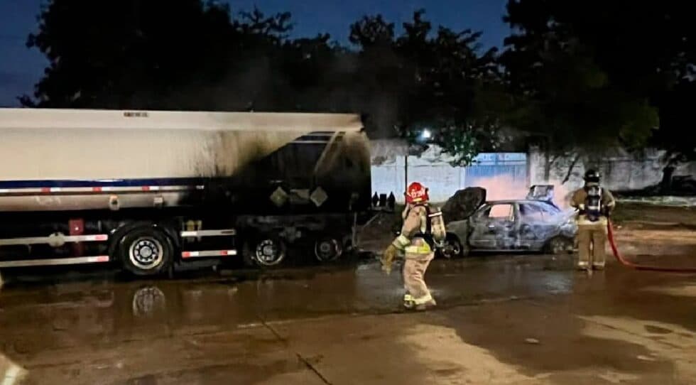 VEHÍCULO IMPACTA CONTRA CISTERNA Y PROVOCA INCENDIO Y ALARMA EN ZONA DE LA REFINERÍA