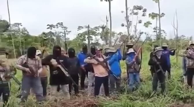 VIDEO MUESTRA A ENCAPUCHADOS ARMADOS Y CON AMENAZAS CONTRA EL PRESIDENTE PAZ