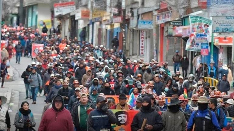 LA PAZ BAJO TENSIÓN: COB Y CAMPESINOS MARCHAN CONTRA EL GOBIERNO