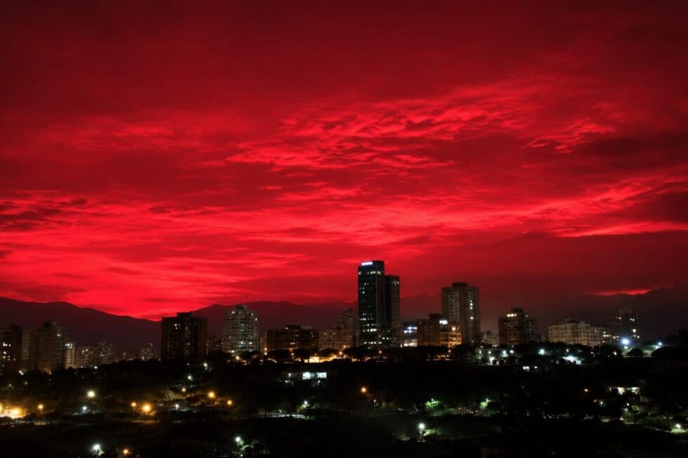 IMPACTANTE CIELO ROJO SORPRENDE A VENEZUELA TRAS LOS TERREMOTOS