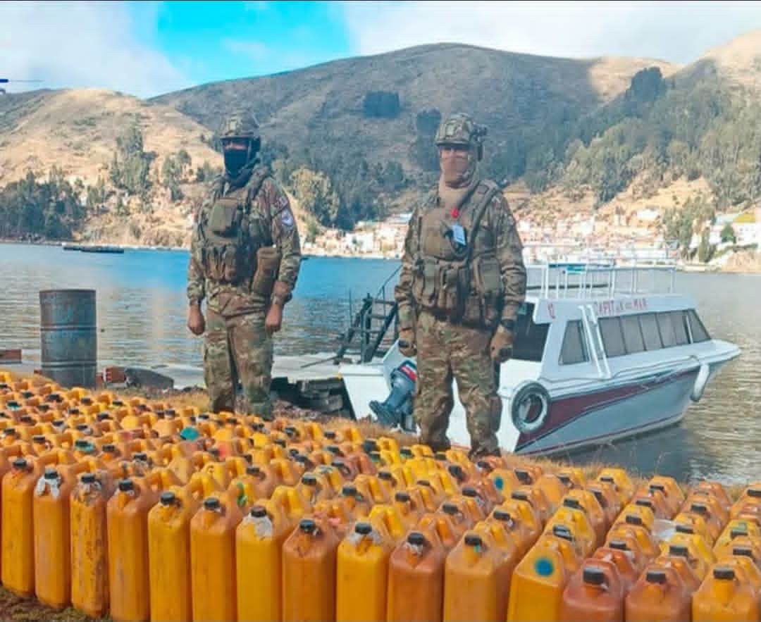 MILITARES FRUSTRAN TRASLADO ILEGAL DE 3.140 LITROS DE COMBUSTIBLE EN EL TITICACA