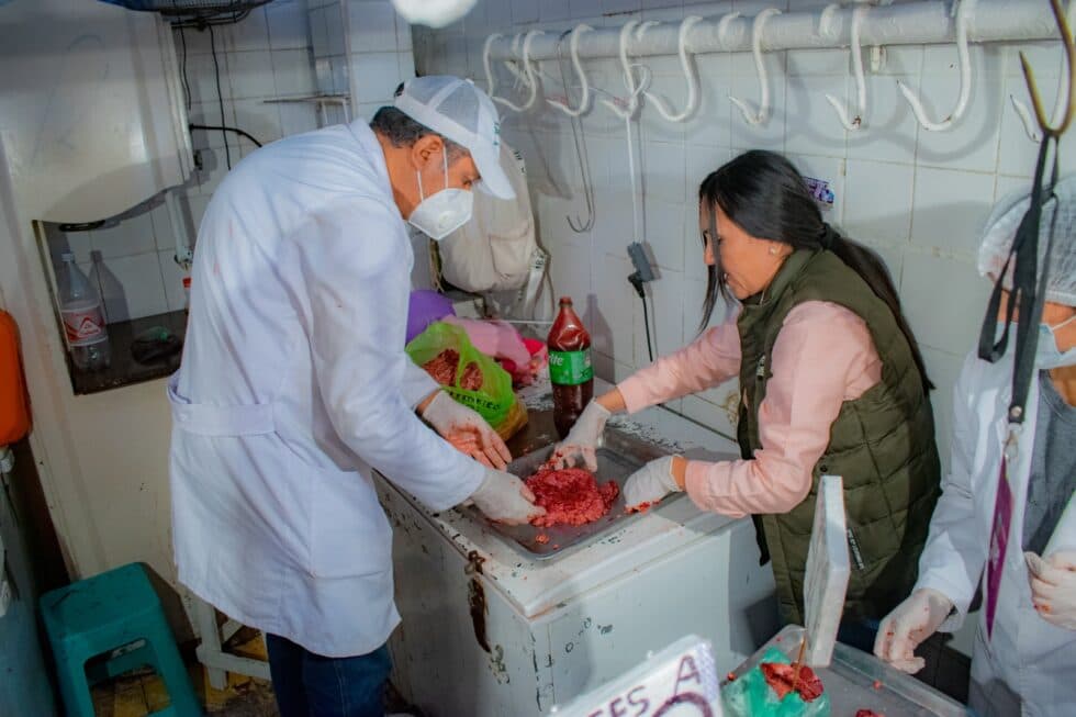 OPERATIVO DECOMISA SANGRE DE VACA, CARNE EN MAL ESTADO Y POLLO ALTERADO