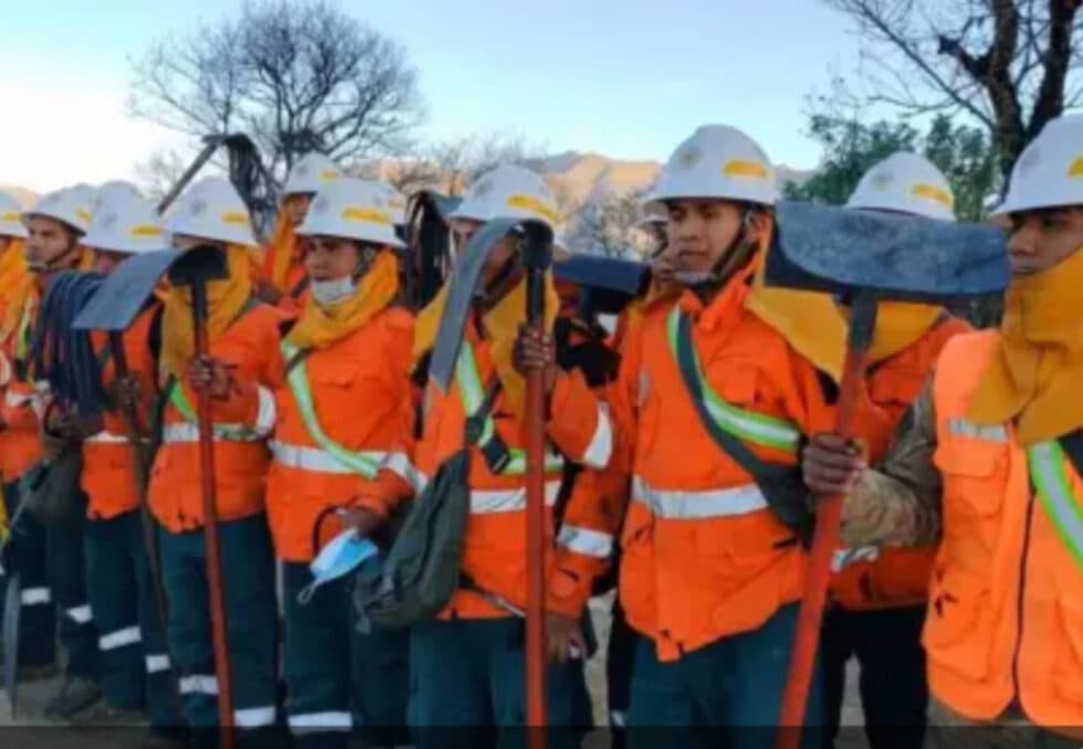 “LO PRIMORDIAL ES AGUA”: GOBERNADORA DE TARIJA PIDE AYUDA PARA BRIGADISTAS CONTRA EL FUEGO