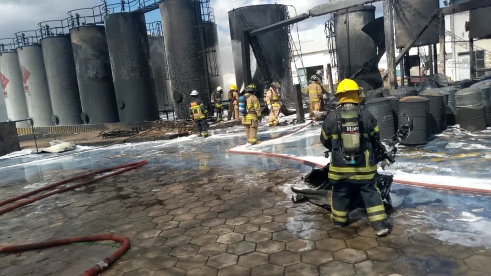BOMBEROS CONTROLAN INCENDIO EN EMPRESA DE PINTURAS TRAS CASI 20 HORAS DE TRABAJO
