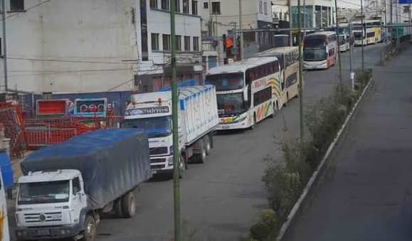 LA PAZ Y COCHABAMBA SIGUEN CON FILAS; EN SANTA CRUZ HAY GASOLINA
