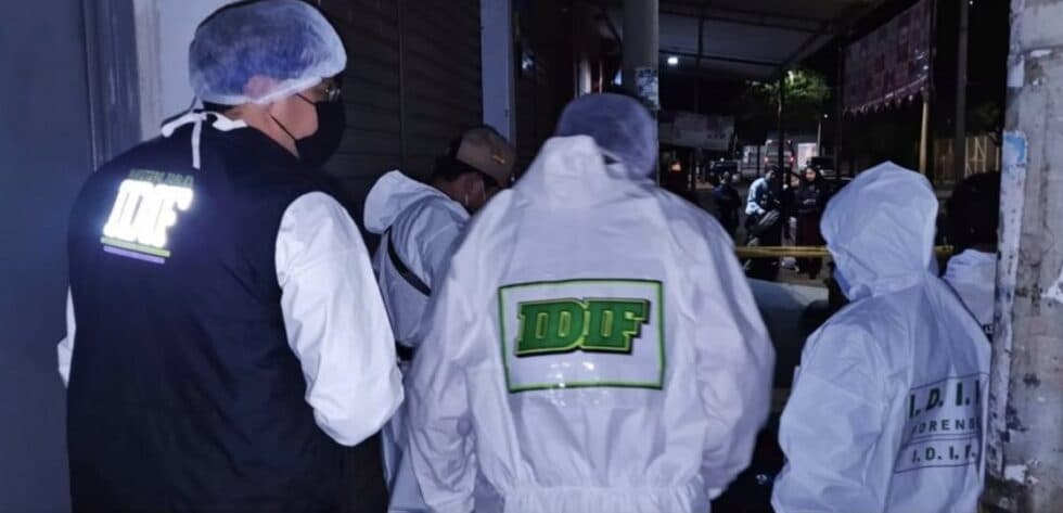 EXPOLICÍA ES ASESINADO A PUÑALADAS MIENTRAS CONVERSABA CON SU PAREJA