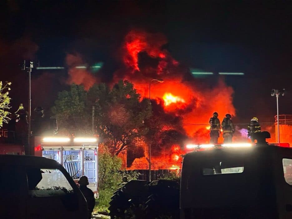 EL FUEGO NO CEDE: INCENDIO EN EMPRESA DE PINTURAS SUPERA LAS 15 HORAS