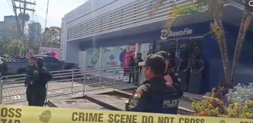 POLICÍA ACTIVA BÚSQUEDA DE ATRACADORES QUE SE LLEVARON BS 20 MIL DE UNA ENTIDAD FINANCIERA