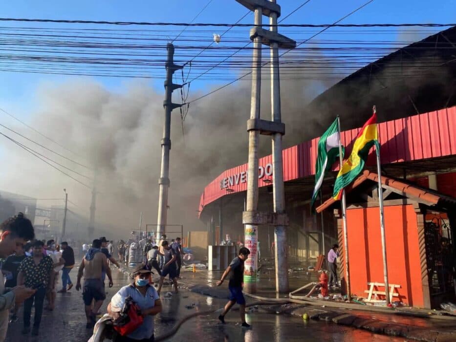 VORAZ INCENDIO CONSUME LA FERIA BARRIO LINDO Y DEJA PÉRDIDAS MILLONARIAS
