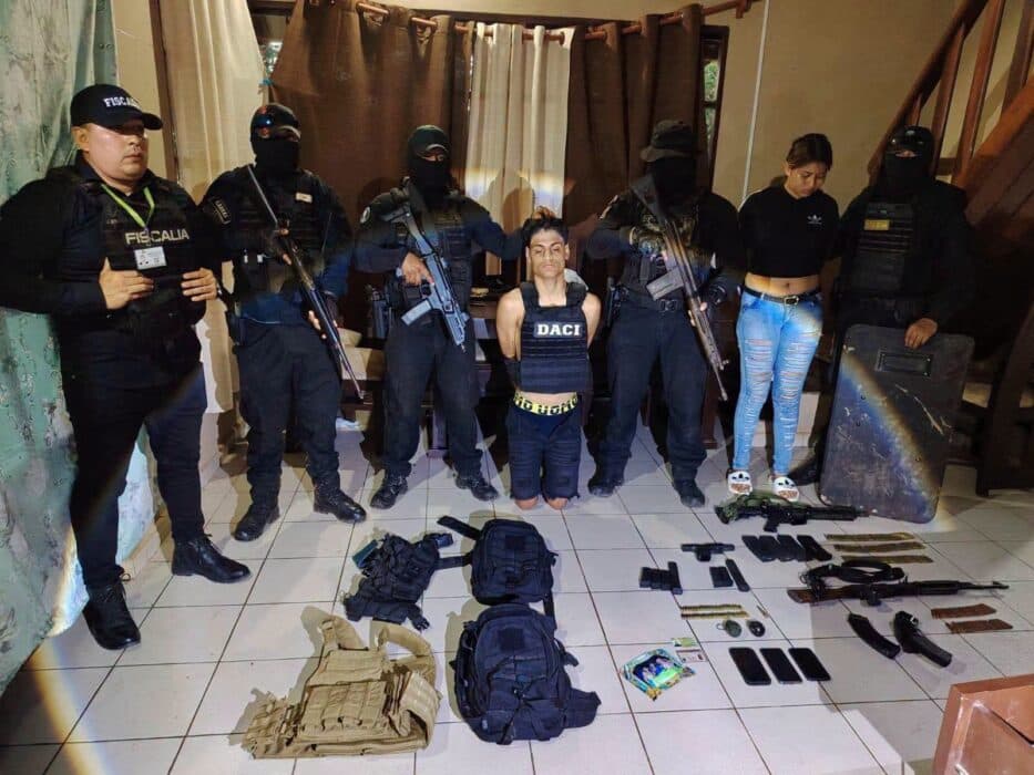 POLICÍA INCAUTA AK-47, AR-15, PISTOLAS Y GRANADAS EN OPERATIVO EN BENI