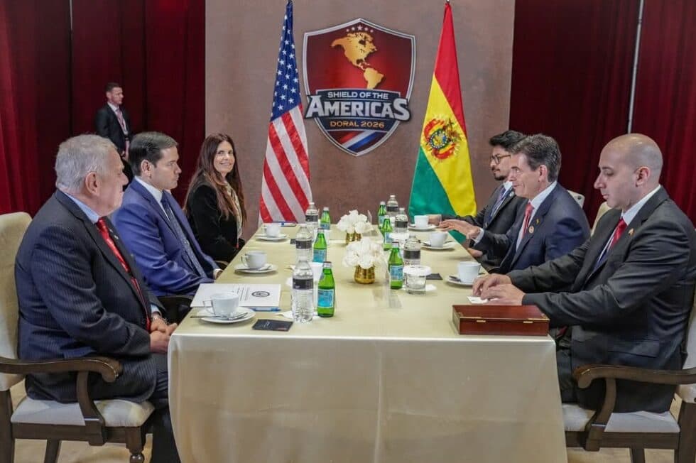FOTOGRAFÍA OFICIAL REGISTRA A CERIMEDO JUNTO A RODRIGO PAZ EN EE.UU.