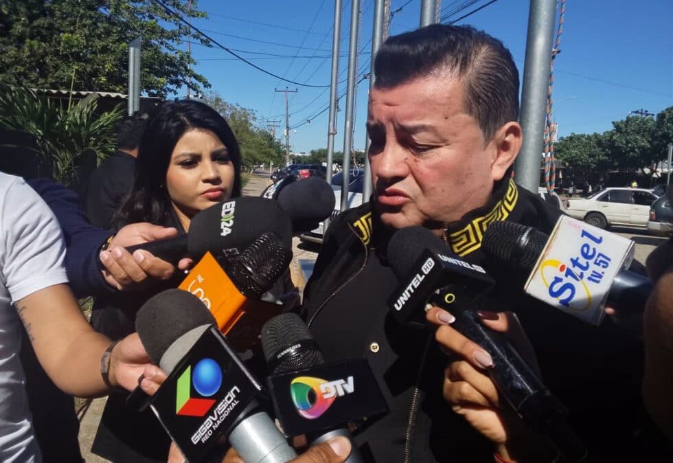 JHONNY FERNÁNDEZ ACUDE A LA DELCC PARA DECLARAR Y EVITA REFERIRSE A CENTELLAS