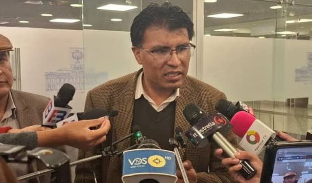 SENADO SUSPENDE 8 MESES A NILTON CONDORI POR PROMOVER LOS 53 DÍAS DE BLOQUEOS