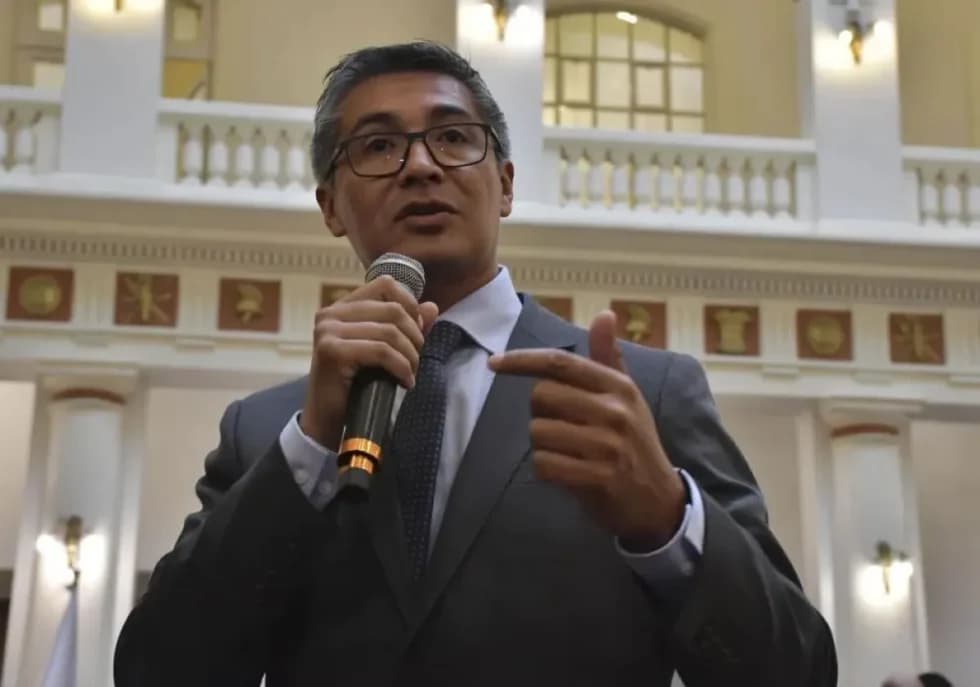 MINISTRO ESPINOZA DESTACA LA BAJA DEL DÓLAR Y ANTICIPA QUE CONTINUARÁ