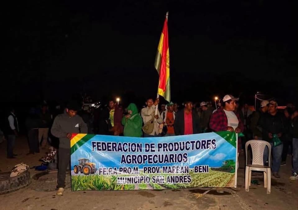 PRODUCTORES DE MARBÁN BLOQUEAN LA RUTA SANTA CRUZ–TRINIDAD PESE AL ESTADO DE EXCEPCIÓN