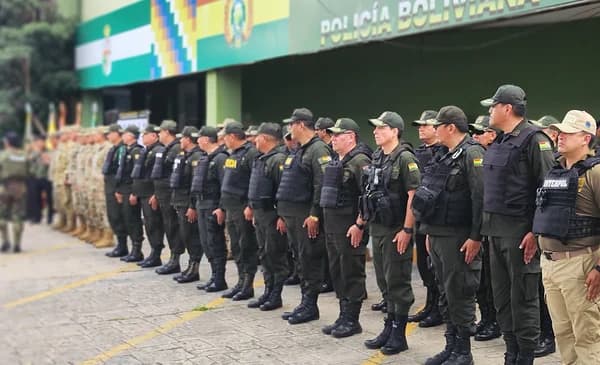 POLICÍA DESPLIEGA UNIDADES TÁCTICAS ANTE BLOQUEOS EN SANTA CRUZ