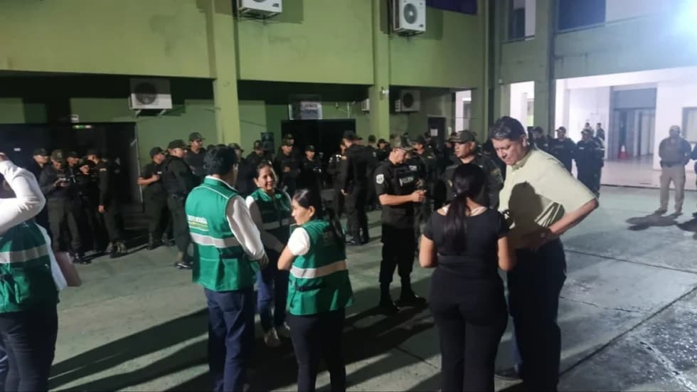 POLICÍA Y ALCALDÍA REFUERZAN CONTROLES NOCTURNOS EN BARES Y CANTINAS DE SANTA CRUZ