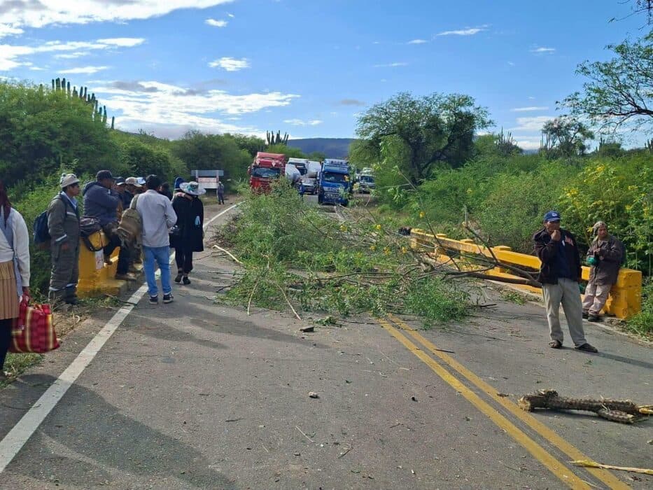 PRODUCTORES MANTIENEN BLOQUEO EN COMARAPA Y EXIGEN SOLUCIÓN AL ABASTECIMIENTO DE DIÉSEL