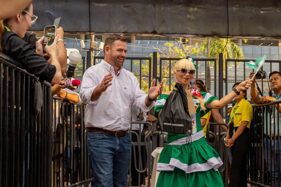 EXPOCRUZ YA ESTÁ EN MARCHA Y UNA VISITANTE FILIPINA MARCÓ EL PRIMER INGRESO