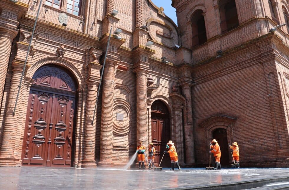 EMACRUZ REFUERZA LA LIMPIEZA EN EL CENTRO DE SANTA CRUZ POR EL MES ANIVERSARIO