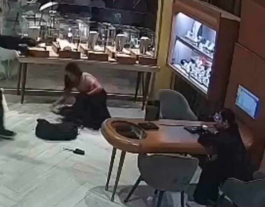 TRABAJADORA DE JOYERÍA OBTIENE ARRESTO DOMICILIARIO TRAS AUDIENCIA CAUTELAR