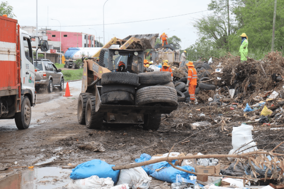 EMACRUZ RETIRA RESIDUOS ACUMULADOS EN EL SEXTO ANILLO Y AVENIDA MOSCÚ