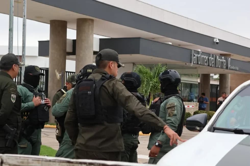 FISCALÍA SECUESTRA DINERO, DOCUMENTOS, VEHÍCULOS Y UN ARMA EN CASAS DE MARIACA Y ZEBALLOS