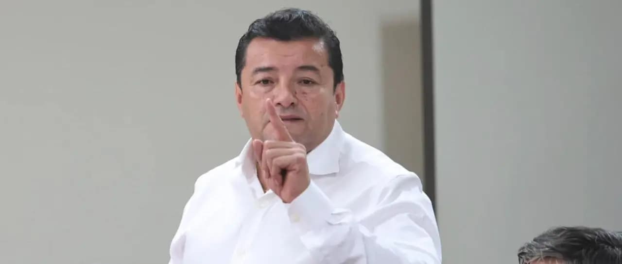 ABOGADO ASEGURA QUE JHONNY FERNÁNDEZ SIGUE EN SU CASA PESE A LA ORDEN DE APREHENSIÓN