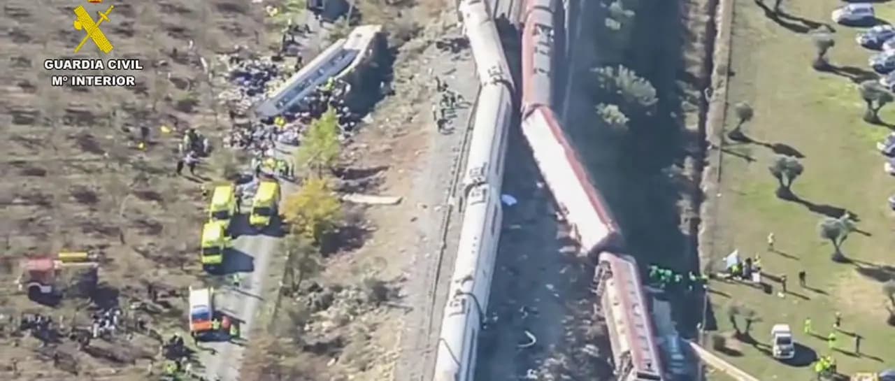 ACCIDENTE ENTRE DOS TRENES EN ESPAÑA DEJA 64 MUERTOS Y DECENAS DE HERIDOS